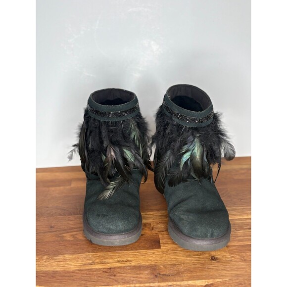 UGG Women's 8 Black Suede Peacock Feather Sheep Fur‎ Lined Boots Swarovski Trim - Picture 2 of 7
